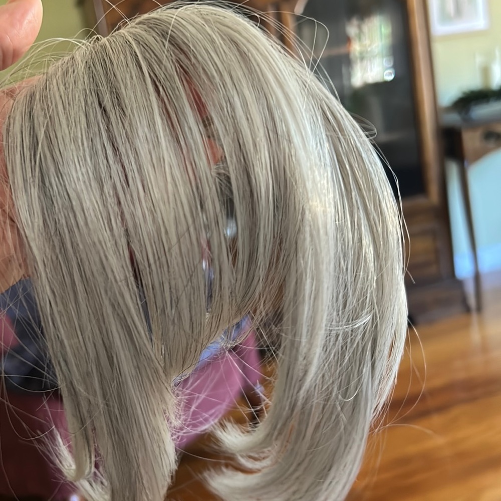 JuvaBun bangs in light gray